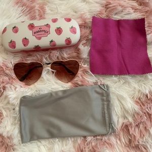 Two sided glasses case, heart shaped sunglasses